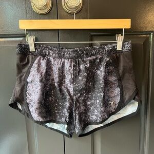 Old Navy Women's Black and Gray Patterned Athletic Shorts